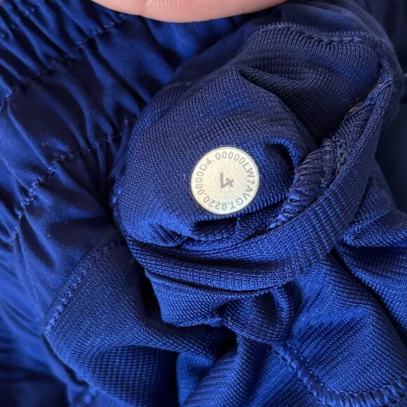 Lululemon Hotty Hot Short 4" in Jet Stream, Size 4 - Picture 4 of 4